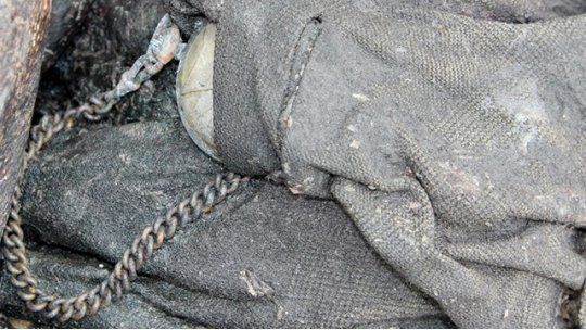 pareja momificada reloj