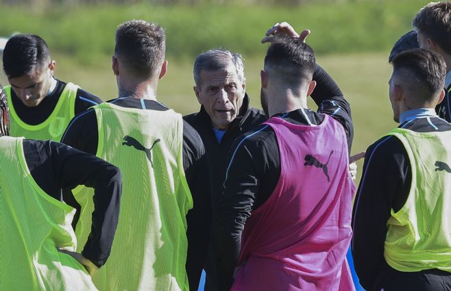 oscar washington tabarez entrenamiento jugadores de espaldas AFP.jpg