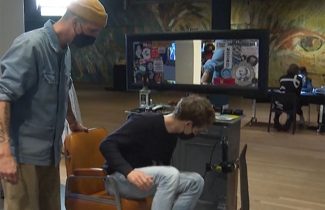 Peluqueros en museos de Países Bajos, la curiosa protesta por restricciones del gobierno.