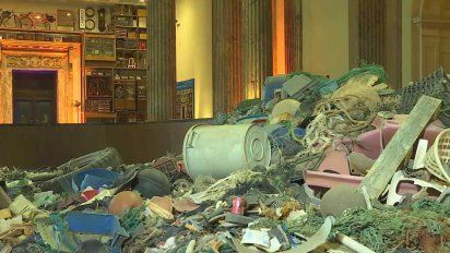 out to sea? llega a uruguay y muestra el impacto de la basura y el plastico en el mar