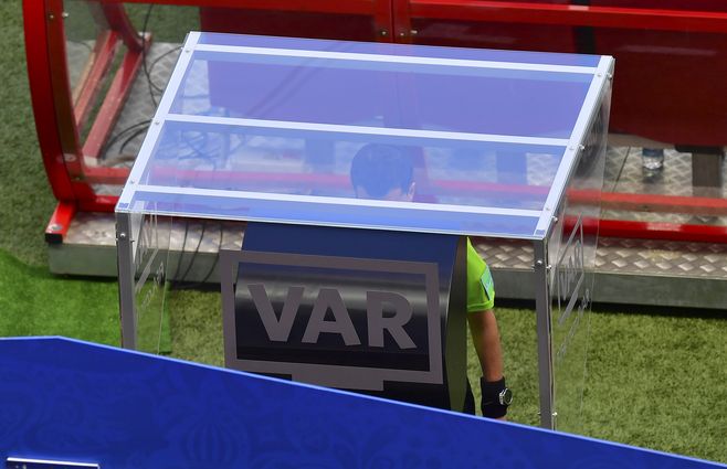Árbitro uruguayo usa, por primera vez en la historia, el VAR en el partido Francia Australia Árbitro uruguayo usa, por primera vez en la historia, el VAR en el partido Francia Australia
