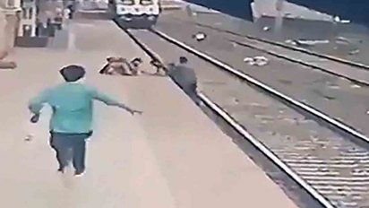 impresionante rescate de un nino en las vias de tren en india