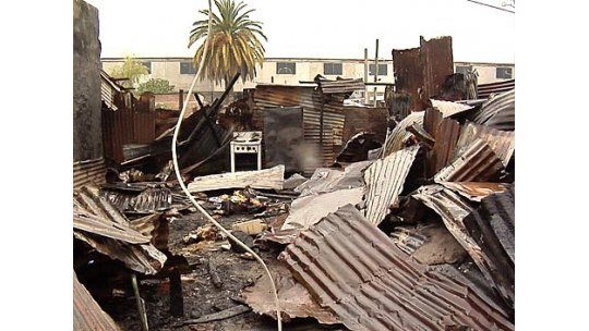Incendio destruyó la vivienda de una familia en Malvín Norte