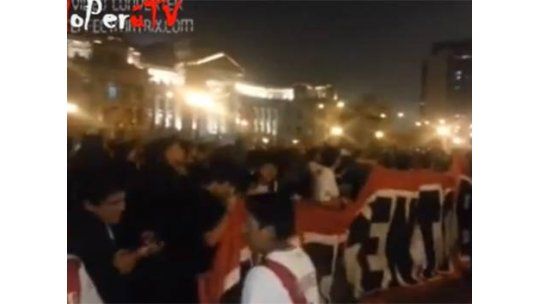 Una multitud de peruanos intentó que los celestes no durmieran