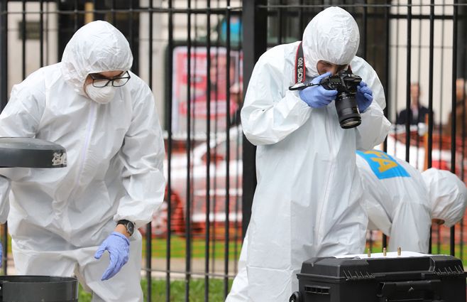 La Policía argentina realiza pericias en el lugar del ataque.