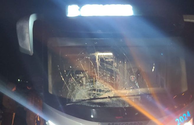 El ómnibus que chocó de atrás al auto en ruta 1. Foto: Policía Caminera.