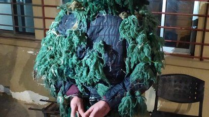 recluso intento fugar del penal de libertad camuflado como un arbol