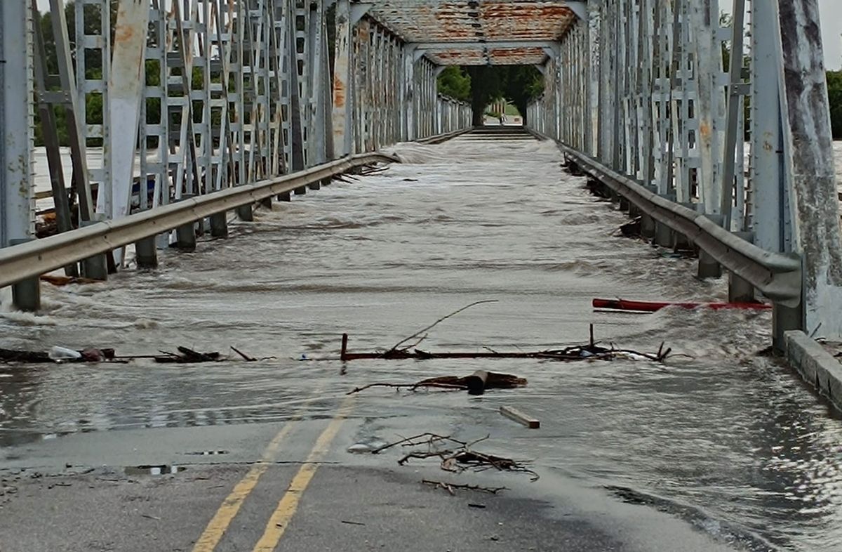 Florida: el río Santa Lucía Chico pasó por arriba del puente Piedra Alta y  hay cientos de personas desplazadas