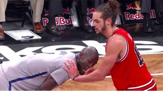 Mordisco a lo Suárez en la NBA