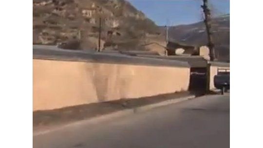 China: construyeron un muro para tapar un pueblo pobre