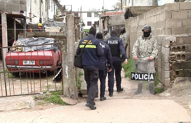 Otra vez una fuerte delegación policial debe volver al barrio Los Palomares. Los Chingas no están dispuestos a renunciar a su territorio.&nbsp;