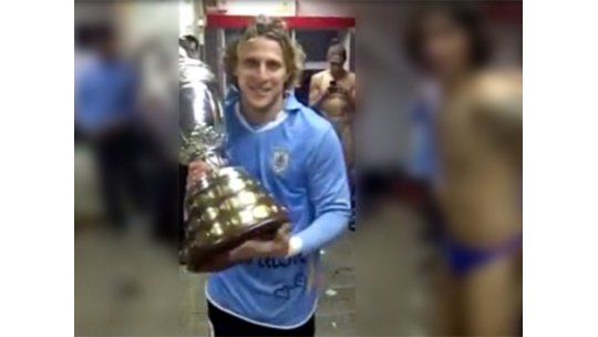 Forlán: la culpa del video de Cáceres es de Muslera