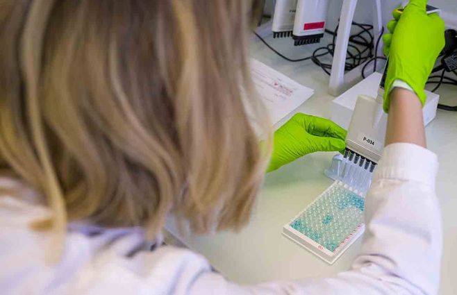 virus-laboratorio-investgadora.jpg