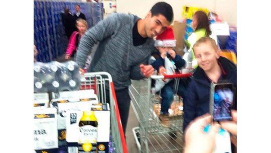 Luis Suárez firmó y ya gasta su nuevo súper sueldo
