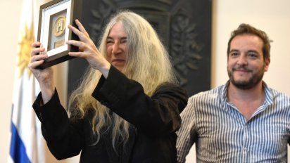 Smith con su placa de ciudadana illustre y detrás el intendente Di Candia