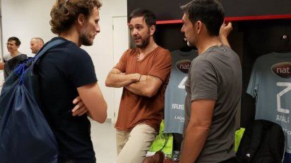 Forlán, Recoba, y el excapitán de la selección argentina, El ratón Ayala en el vestuario del Beira Río.&nbsp;