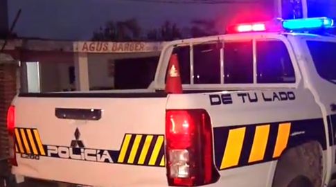 Asesinaron de varios disparos a un hombre dentro de una barbería de Cerro Oeste