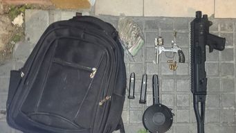 Foto cedida a Subrayado. Armas, municiones y dinero incautados en la camioneta.