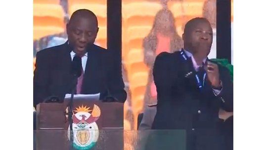 Intérprete de funeral de Mandela pidió perdón; dijo que oía voces