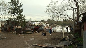 vecinos del barrio los milagros reclaman servicios basicos: vivimos como los chanchos, se nos inundan las casas
