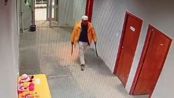un hombre de 52 anos ingreso con dos machetes a una comisaria y fue reducido por los policias; quedo registrado