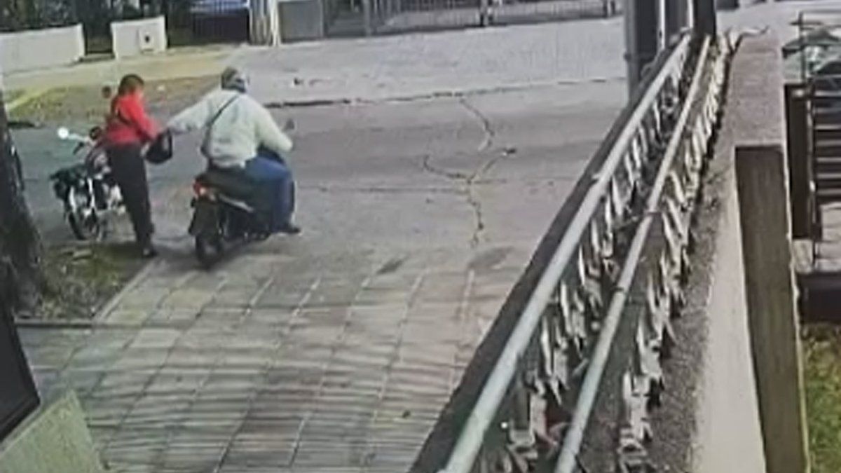 Detuvieron a motochorro que atacó a dos mujeres en Pocitos pero quedó libre tras error administrativo