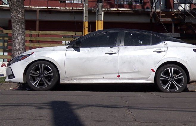 Foto: Subrayado. Auto blanco Nissan Sentra baleado en Villa Española y en Ciudad de la Costa.