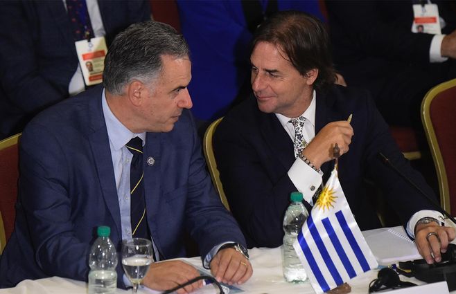 Yamandú Orsi y Luis Lacalle Pou. Foto: Foco UY