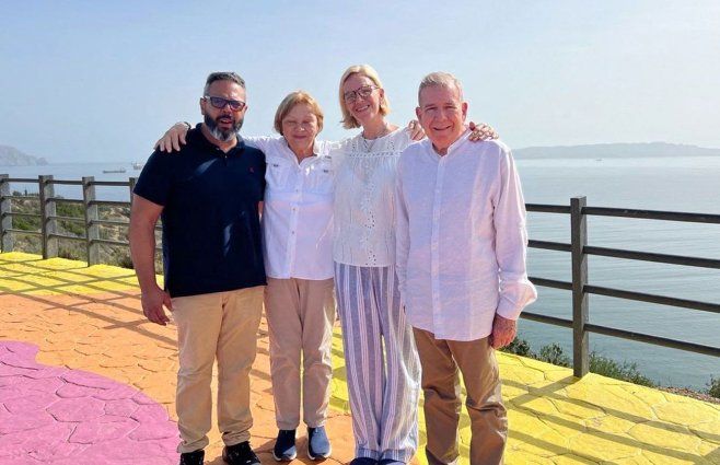 Venezuela: Rafael Tudares en familia junto a Edmundo González Urrutia. Foto tomada el 7 de enero de 2025, antes de ser detenido y encarcelado. (AFP).