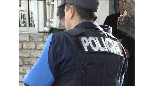 policía-uniforme-espaldas.jpg