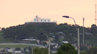 policias le dispararon a un hombre armado en el cerro; recibio un balazo en el abdomen