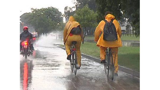 Viernes con tormentas y lluvias: mañana mejora y baja temperatura
