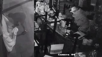 delincuente que acampaba frente a una parrillada ingreso a robar al local y quedo filmado