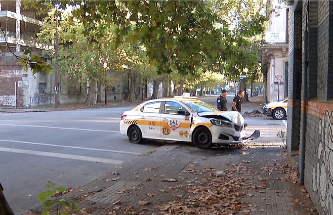 auto-sobre-vereda-taxi-siniestro