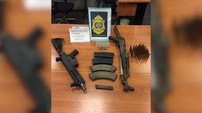 encontraron dos armas de guerra y municiones en una casa de barrio maracana