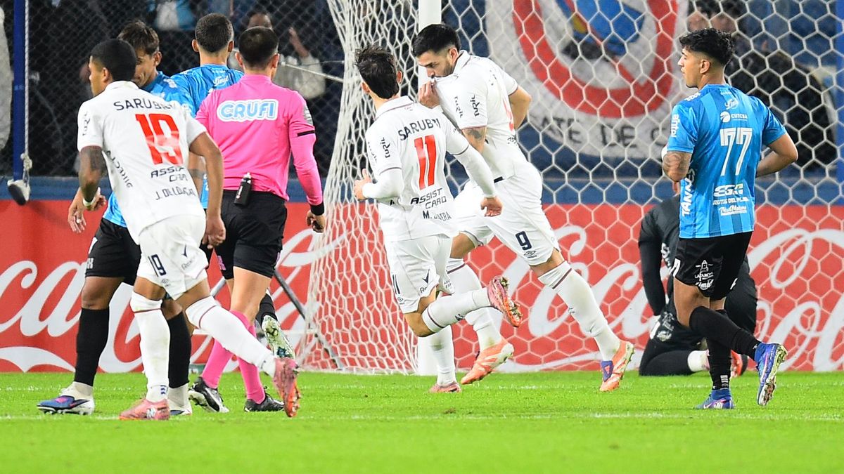 Nacional gola a Cerro 4-0 y cierra el Apertura tras incidentes en el Gran Parque Central