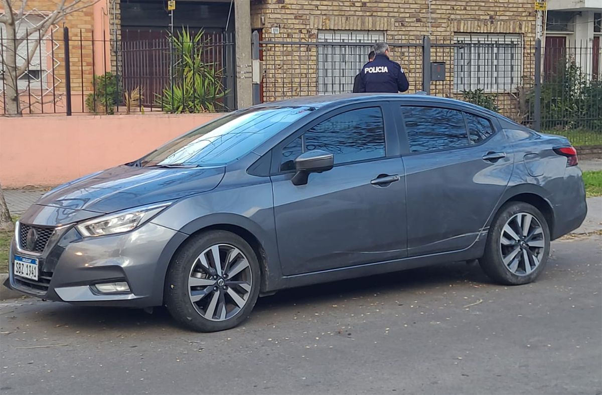 Foto: Subrayado. Nissan Versa ubicado en Santiago de Anca casi Dalmiro Costa. Foto: Subrayado. Nissan Versa ubicado en Santiago de Anca casi Dalmiro Costa.