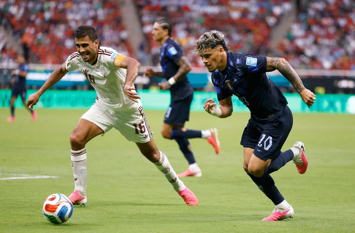 Muslera sale tras el error en el gol e ingresa Rochet; Uruguay cae 1-0 ante España por el Grupo H