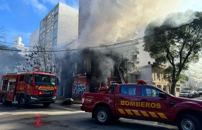 Incendio en casa de Pocitos. Foto: Emiliano Gutiérrez, Subrayado.