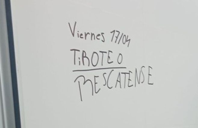 Una de las amenazas escritas en el baño de un liceo de Maldonado.