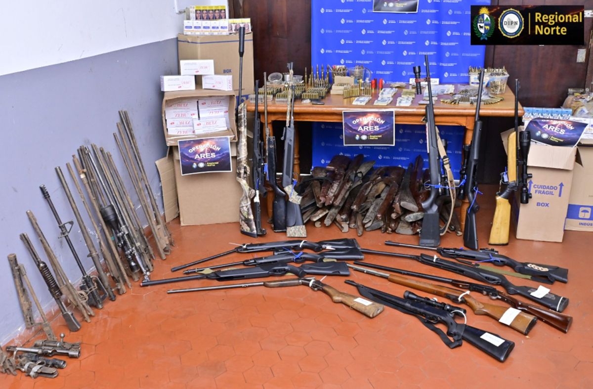 Incautan más de cien armas e imputan a 33 personas en megaoperativo: hay un policía y un expolicía involucrados