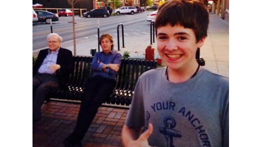 Tom sacó pavada de selfie con Paul McCartney y Warren Buffet
