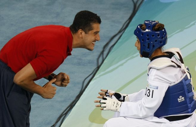 La deportista de taekwondo Diana Lopez recibe instrucciones de su entrenador y hermano mayor Jean Lopez, en Pekín el 21 de agosto de 2008.
