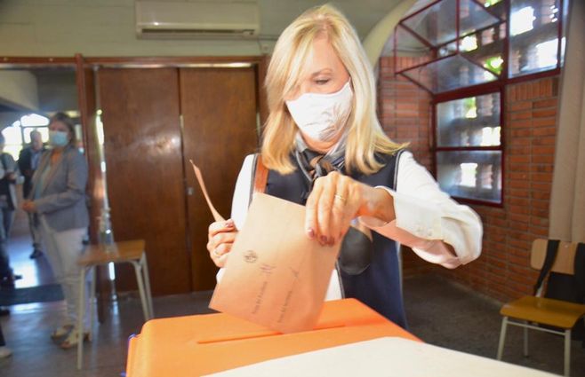 Beatriz Argimón vota. Foto: Diego Lafalche, FocoUy.