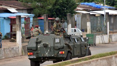 militares dan golpe de estado en guinea y capturan al presidente