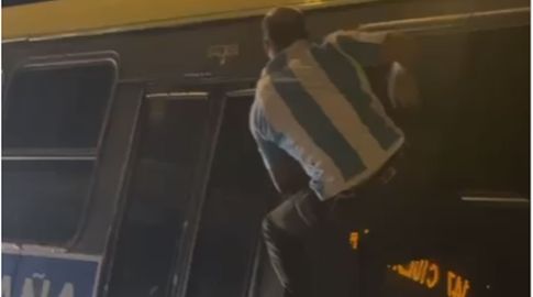 Foto: el supuesto agresor del trabajador del transporte, captado cuando sale del ómnibus por una venta. El conductor del ómnibus no pudo evitar chocar contra otra unidad. Video enviado a Subrayado.