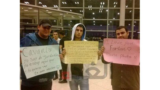 Jordanos expresan su “amor” a Cavani y a Forlán en el aeropuerto