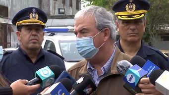interior sale al cruce de lo dicho por bonomi y su esposa por policia imputado