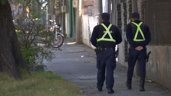 retiro 400 mil pesos del banco, tomo un taxi y tras bajar dos delincuentes le robaron todo