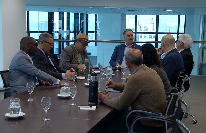 Orsi encabeza reunión sobre política nacional de riego.